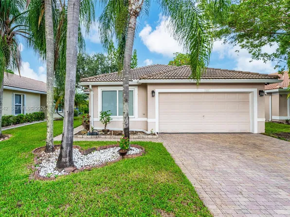 11817 SW 7th St, Pembroke Pines, FL 33025
