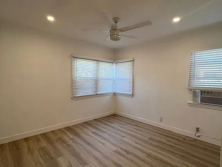 8606-8610 1/2 Beverlywood St — Photo 14