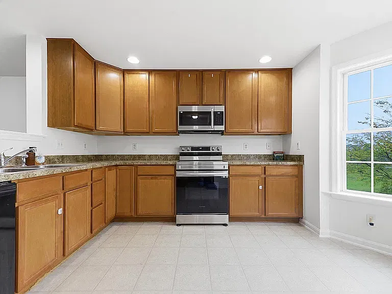 3 bed, 2.5 bath, 2150 sqft, $1,700 — Photo 4