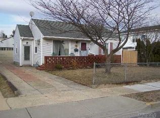 111 Garfield Pl, Massapequa, NY 11758