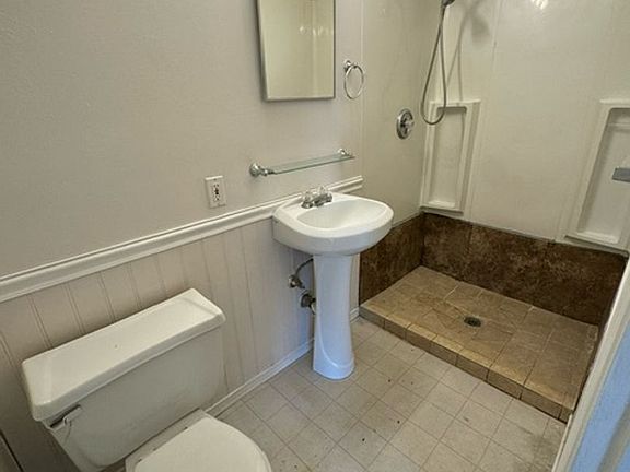5th image of 102 Nicole Ct