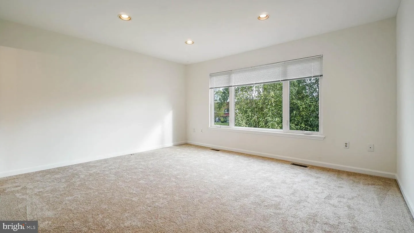 2 bed, 2.5 bath, 1312 sqft, $2,300 — Photo 3