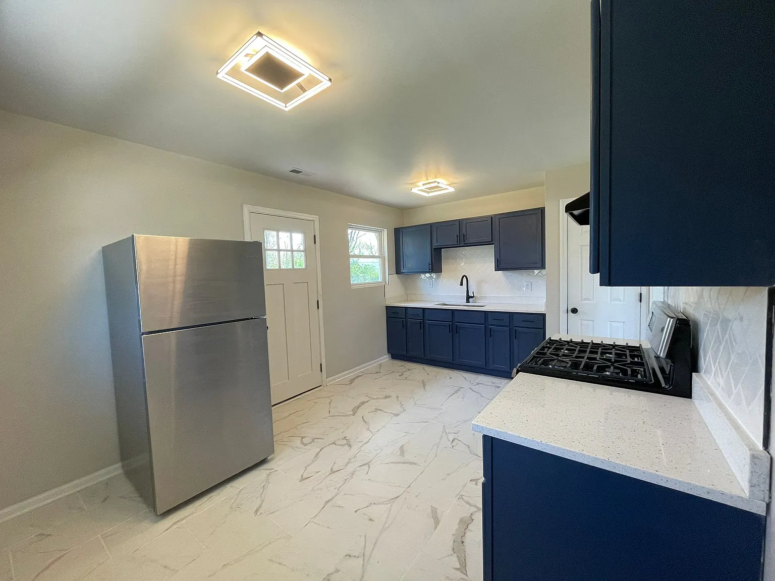 3 bed, 900 sqft, $1,490 — Photo 4