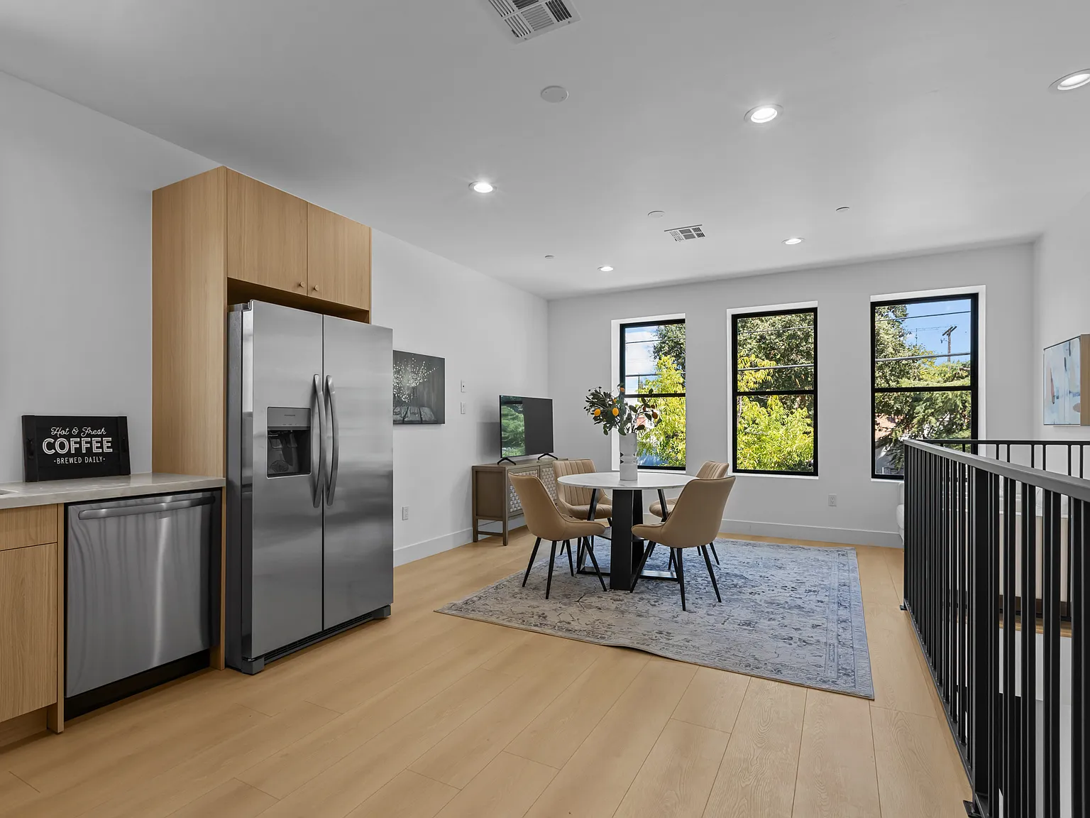 2 bed, 1027 sqft, $2,700 — Photo 2