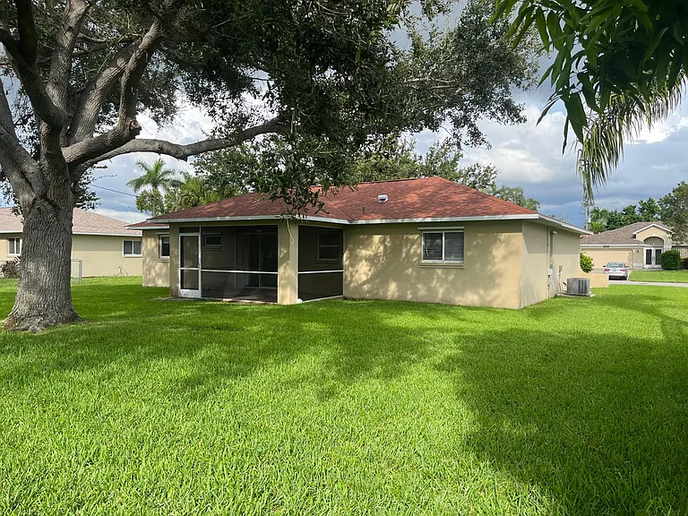 2110 SE 8th Pl — Photo 7