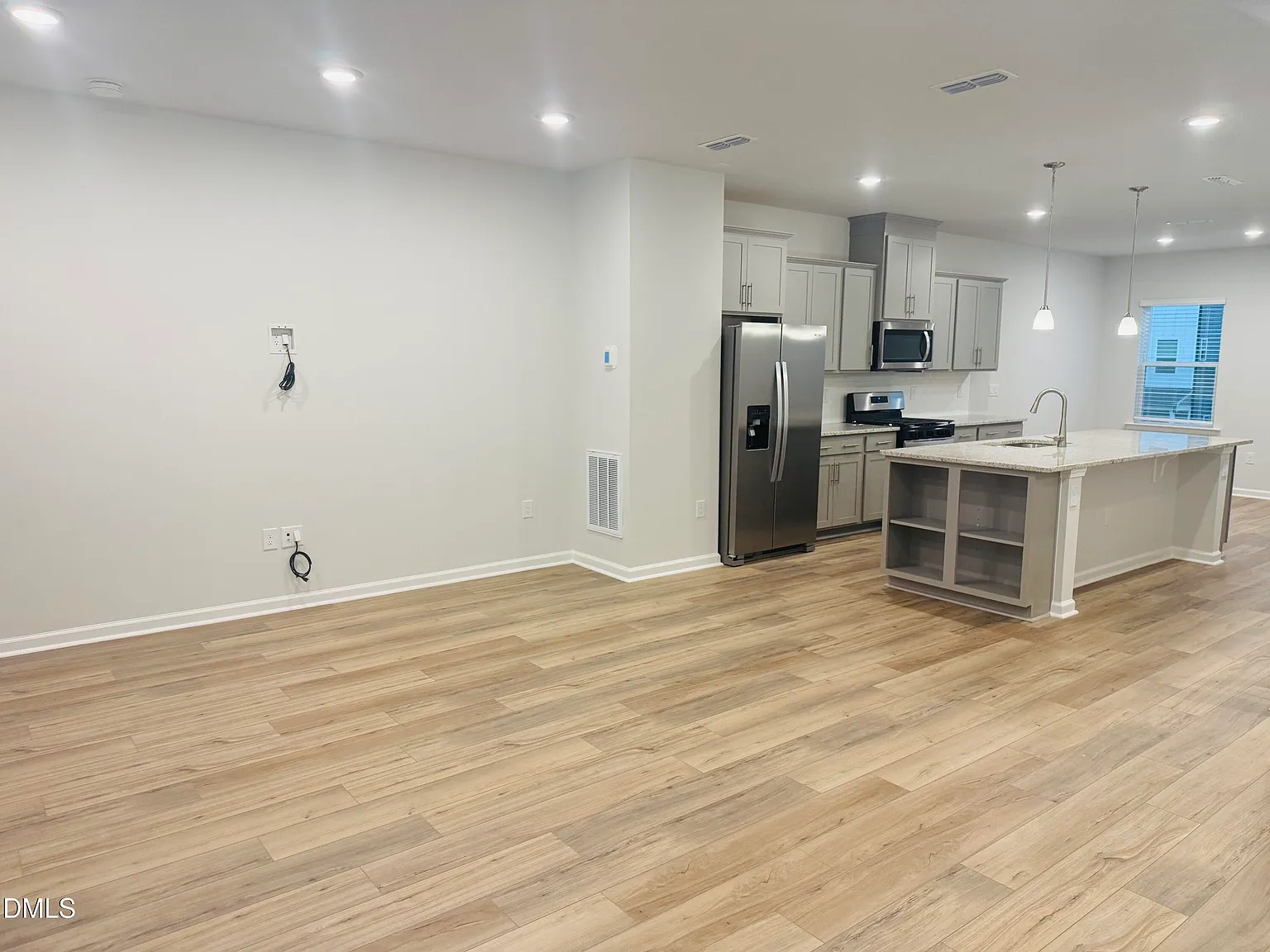 3 bed, 3.5 bath, 1900 sqft, $2,300 — Photo 4