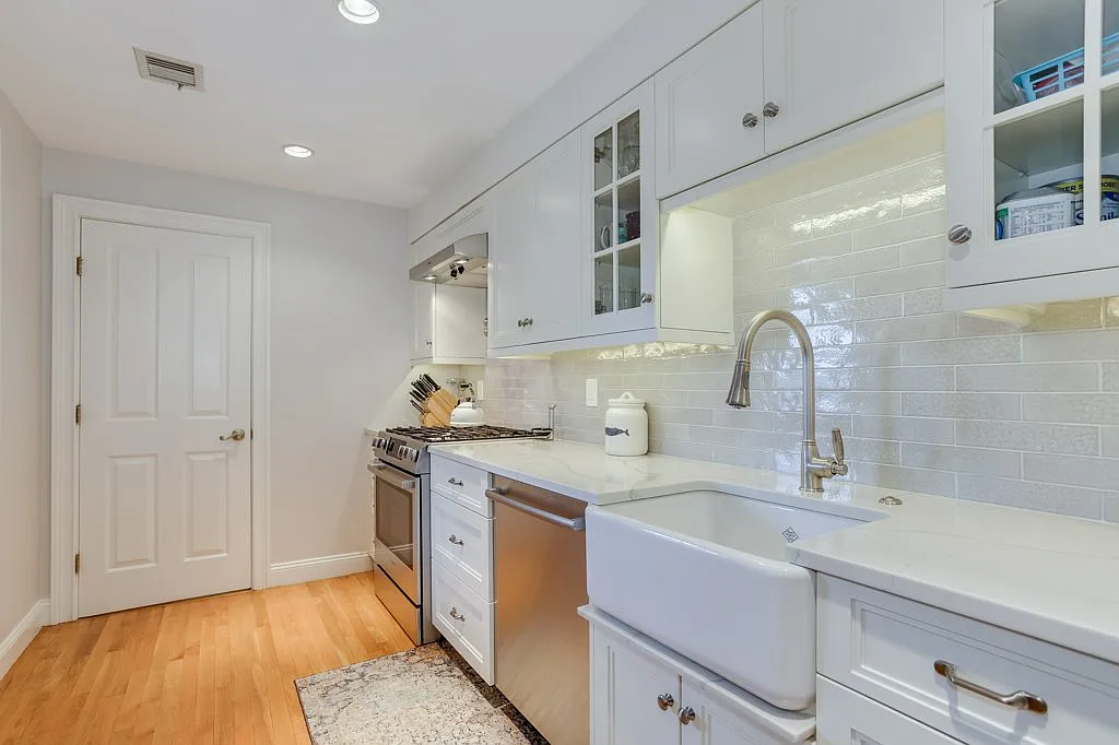 2 bed, 2.0 bath, 1050 sqft, $4,500 — Photo 3