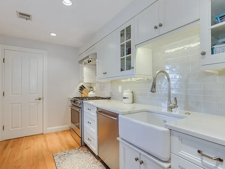 214 W 7th St #2L — Photo 3