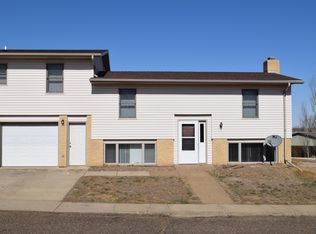 366 8th St SE, Dickinson, ND 58601