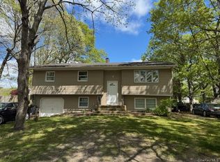 27 Hampton Ave, Mastic, NY 11950