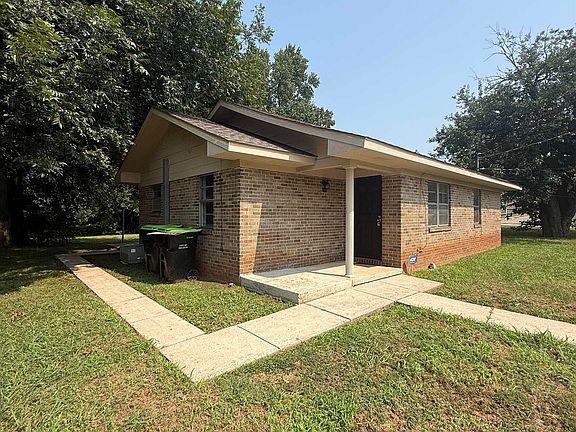 3rd image of 102 Elm Ct NE