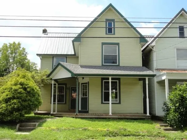 77 E Main St, Reinholds, PA 17569
