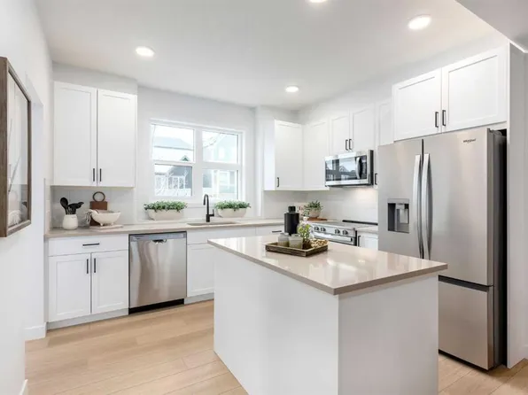 30 S Rochester Vw NW #103, Calgary, AB T3L 0H1