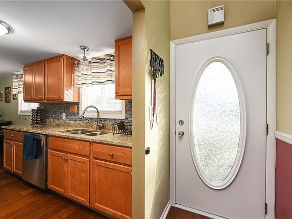 3rd image of 406 Wyleswood Dr