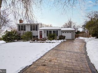 1271 Magnolia Ln, Herndon, VA 20170