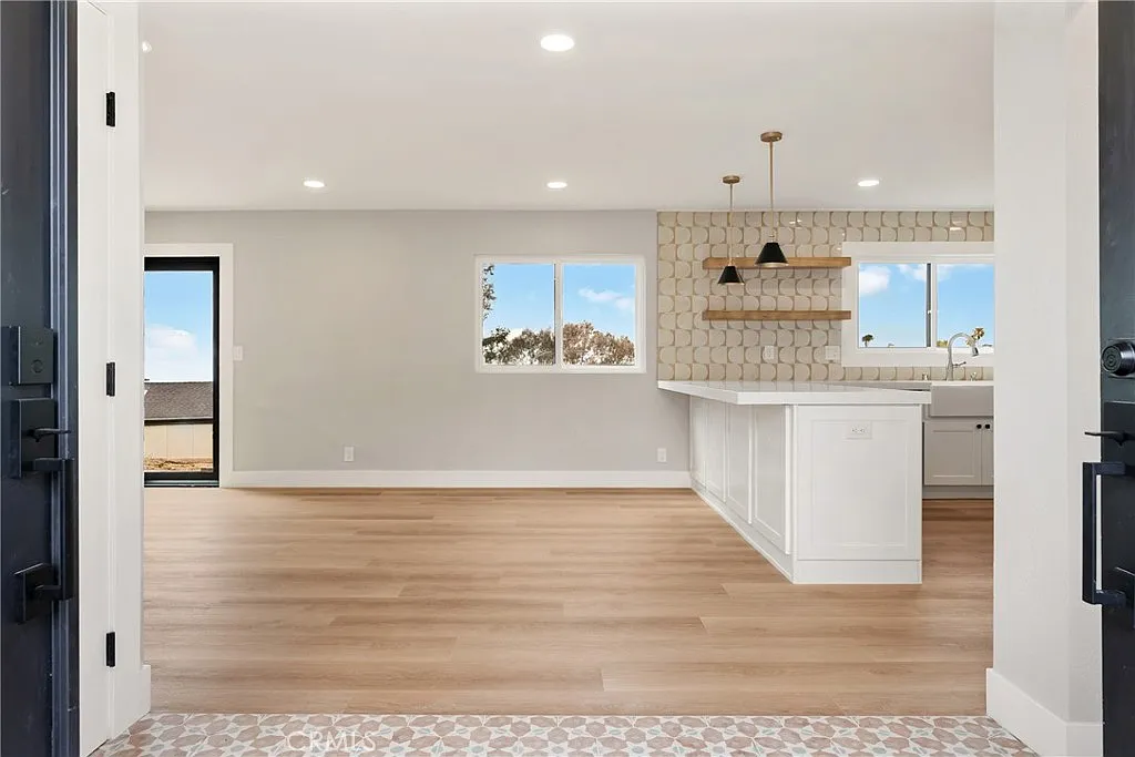 4 bed, 1708 sqft, $12,000 — Photo 3