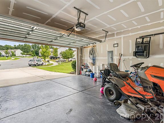 5th image of 1076 Tangle Ridge Dr SE