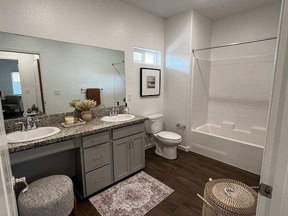 5th image of 856 Pioneer St #12