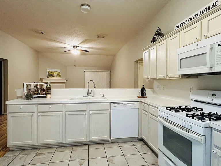 1404 Helmsley Dr — Photo 13