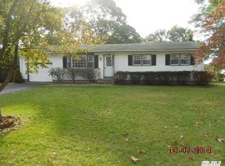 29 Victor St, Riverhead, NY 11901