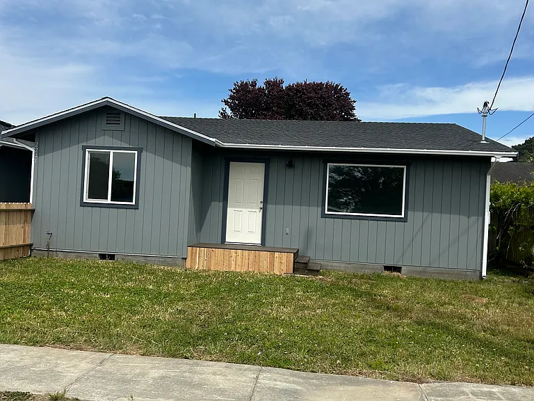 2241 Walnut Ave — Photo 1