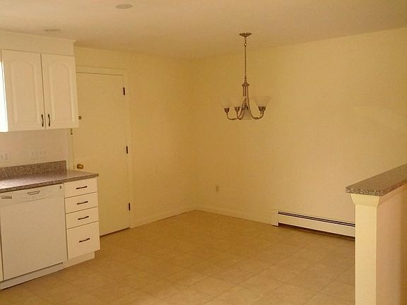 4th image of 121 Waverley St #1