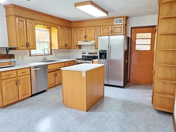 3rd image of 70 Lakeview Dr