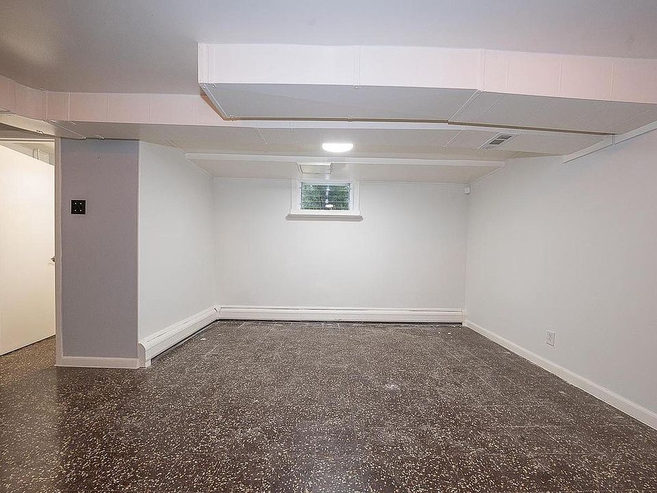 2nd image of 822 Griffith St