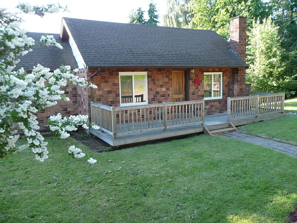 Beautiful Brick Home w/ a huge yard