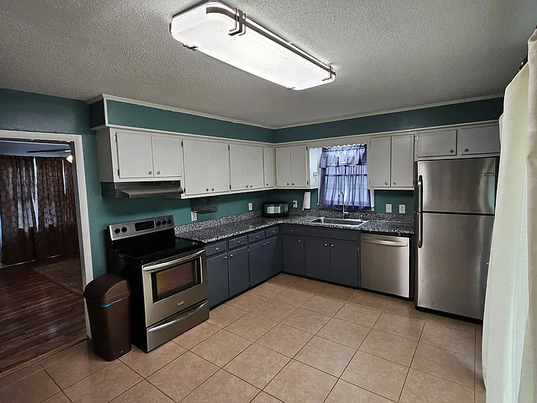 205 Edgewood St — Photo 8