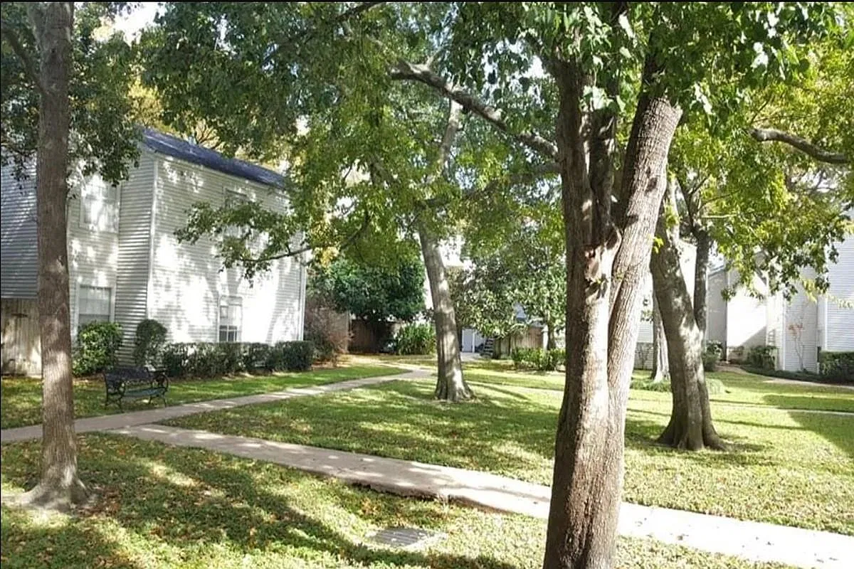 9809 Richmond Ave — Photo 2