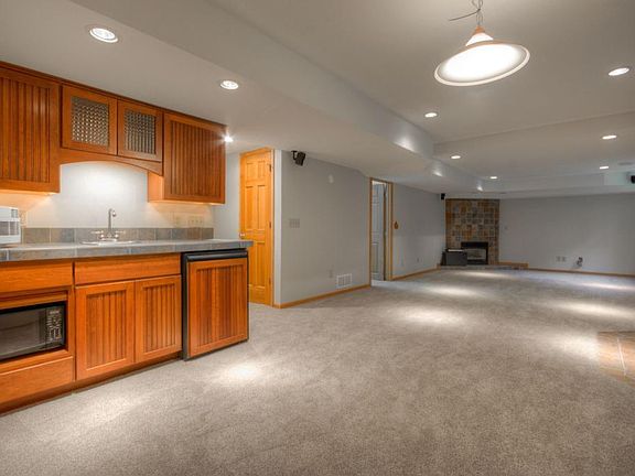 4th image of 3675 Urbandale Ln N