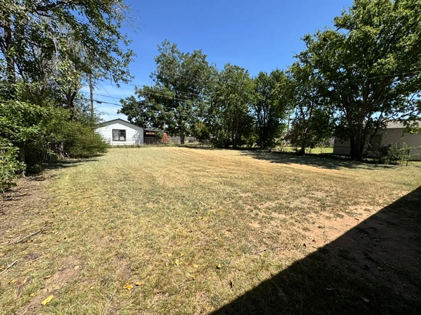 2 bedroom in Norman! hardwood floors, laundry connections and a huge backyard! — Photo 2