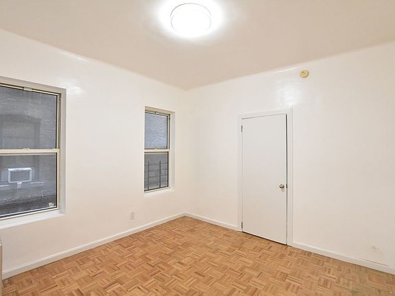 3rd image of 26 Saint Nicholas Pl #4
