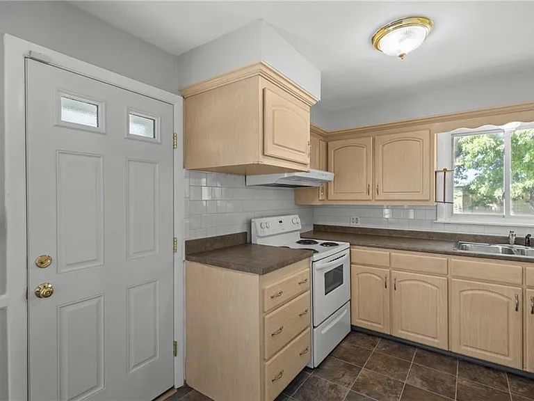 9 Gardner Ave — Photo 5