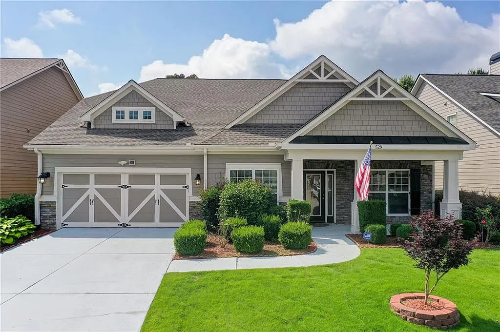 3 bed, 2.0 bath, 2302 sqft, $3,000 — Photo 1