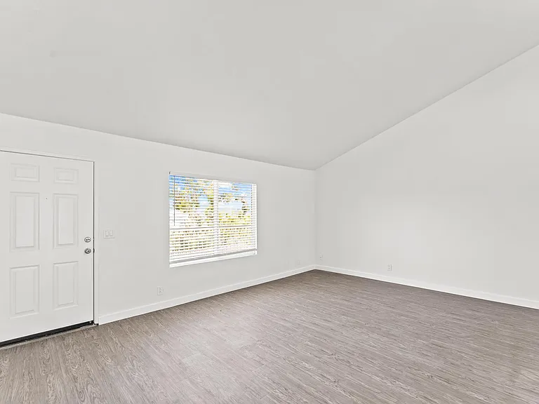 Greenbrier Apartments — Photo 17