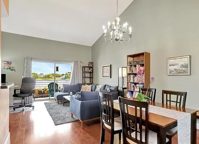 2 bed, 1096 sqft, $2,100 — Photo 3