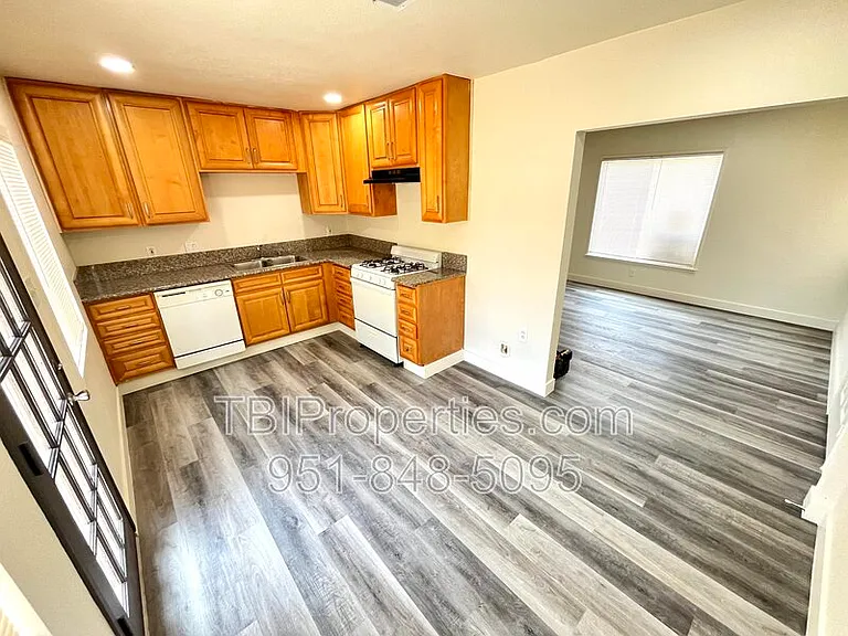 4667 N Mayfield Ave — Photo 4