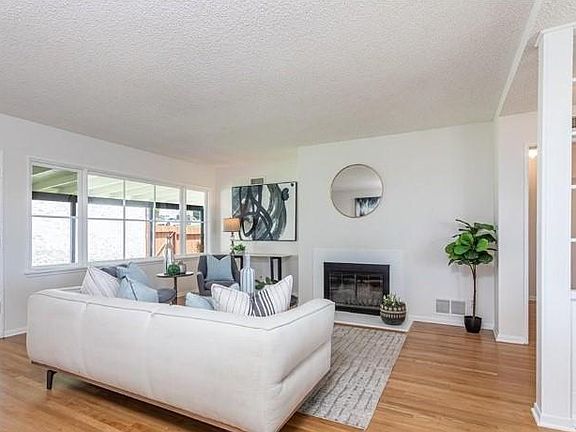 4th image of 1806 Karen St