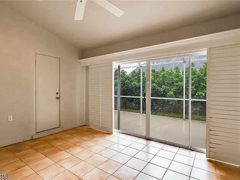 22203 Seashore Cir — Photo 38