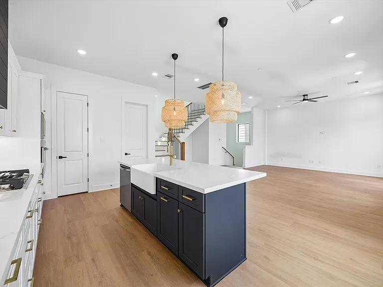 1325 W 22nd St — Photo 9