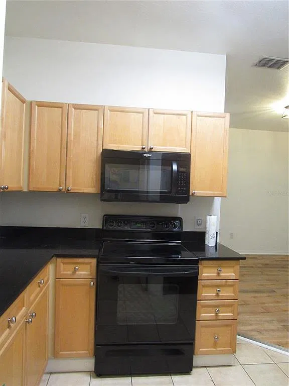 3 bed, 2.5 bath, 1736 sqft, $2,200 — Photo 4
