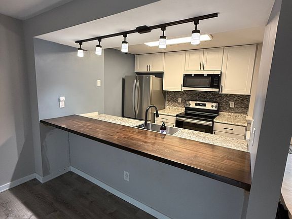 4th image of 10 Pin Oak Ct