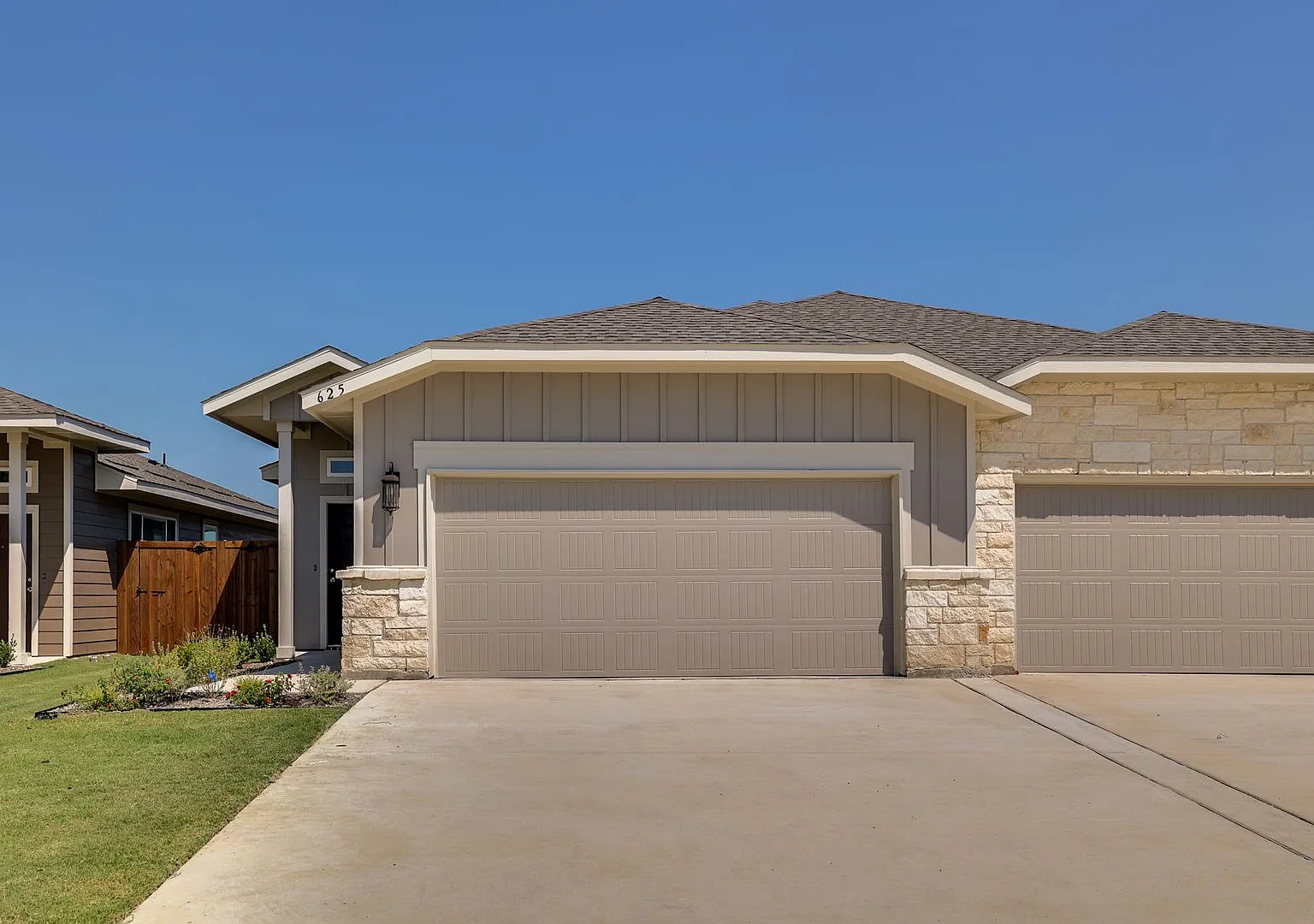 Gorgeous 3 Bedroom Duplex Located In Midlothian Isd! — Photo 2