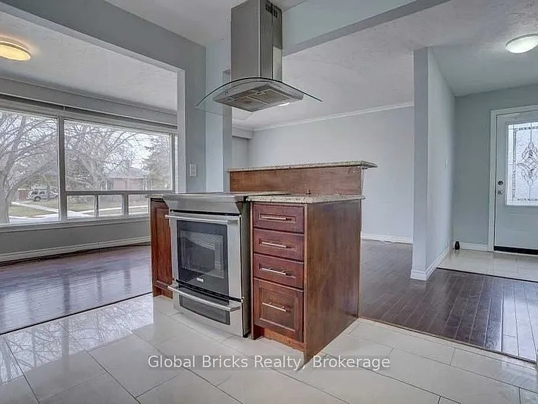 77 Milford Haven Dr E — Photo 9
