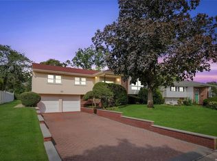 18 Dogwood Rd, Albertson, NY 11507