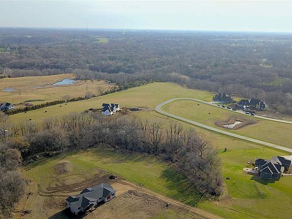 5th image of 275 Summerfield Trl