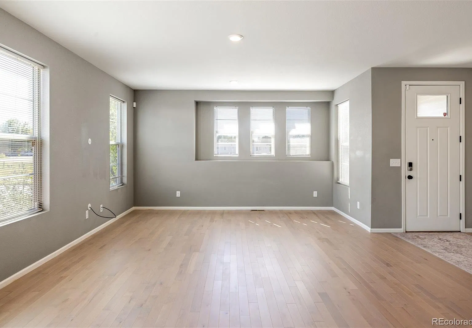 3 bed, 2.5 bath, 1929 sqft, $3,100 — Photo 3