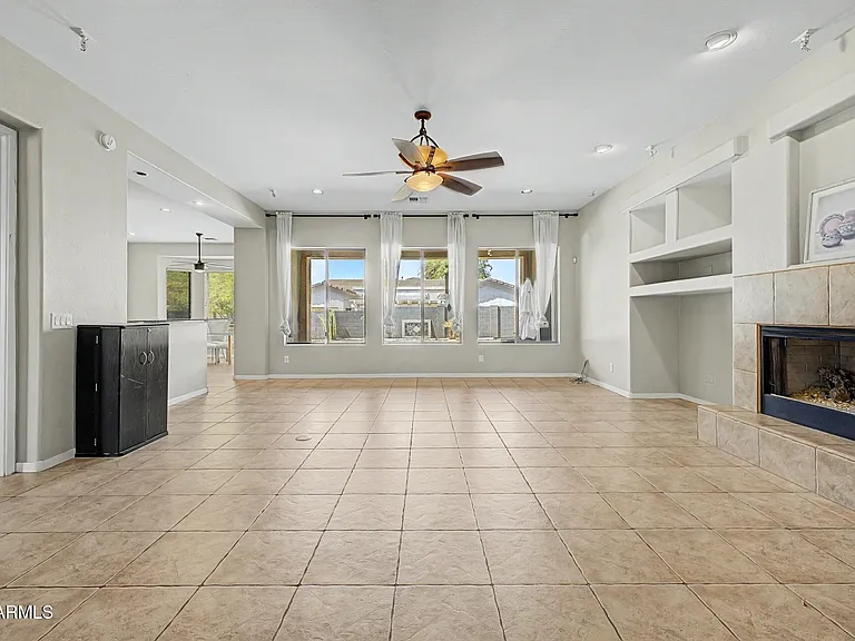 1902 E Desert Ln — Photo 2